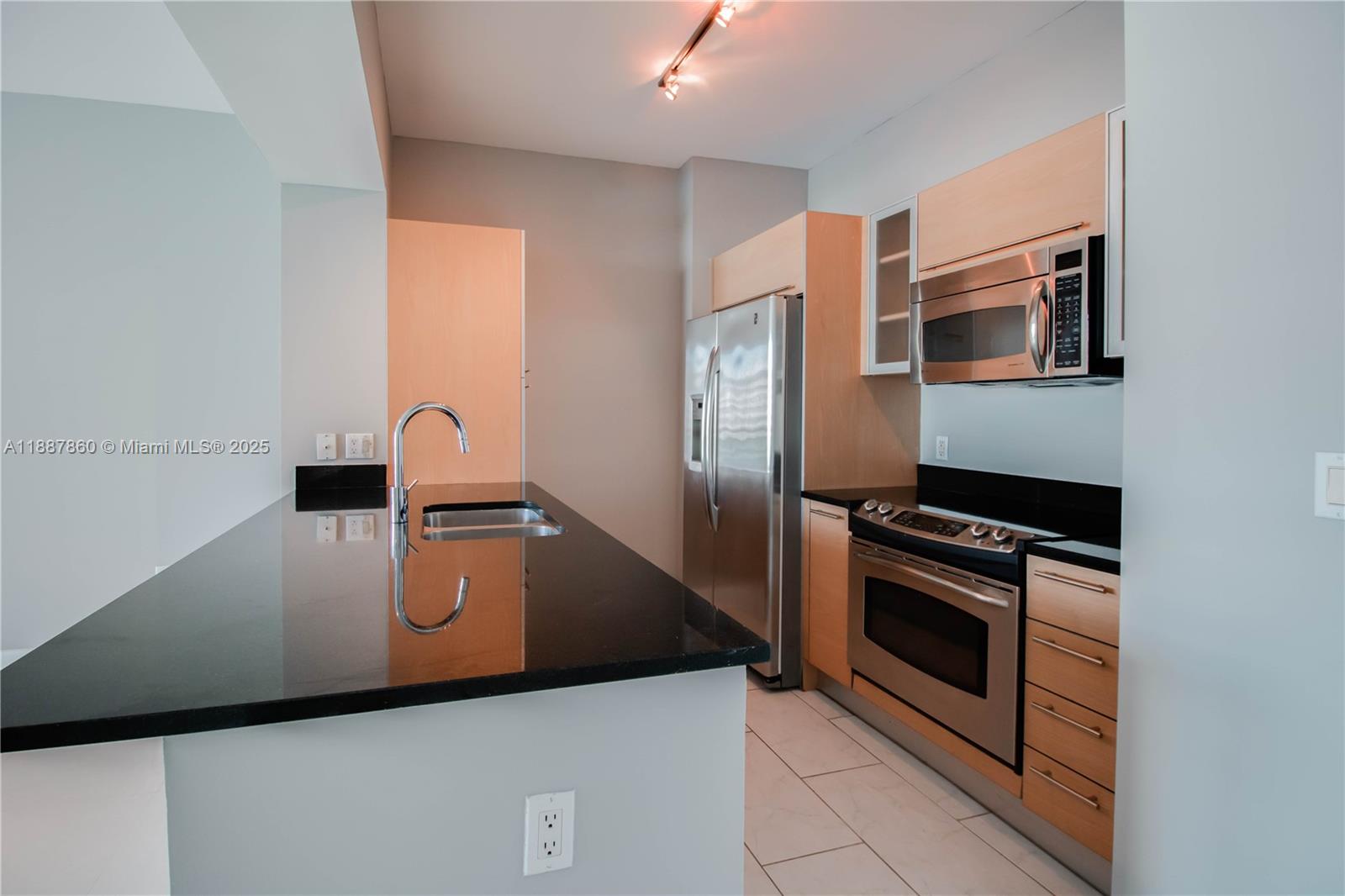951 Brickell Ave #1402, Miami FL 33131
