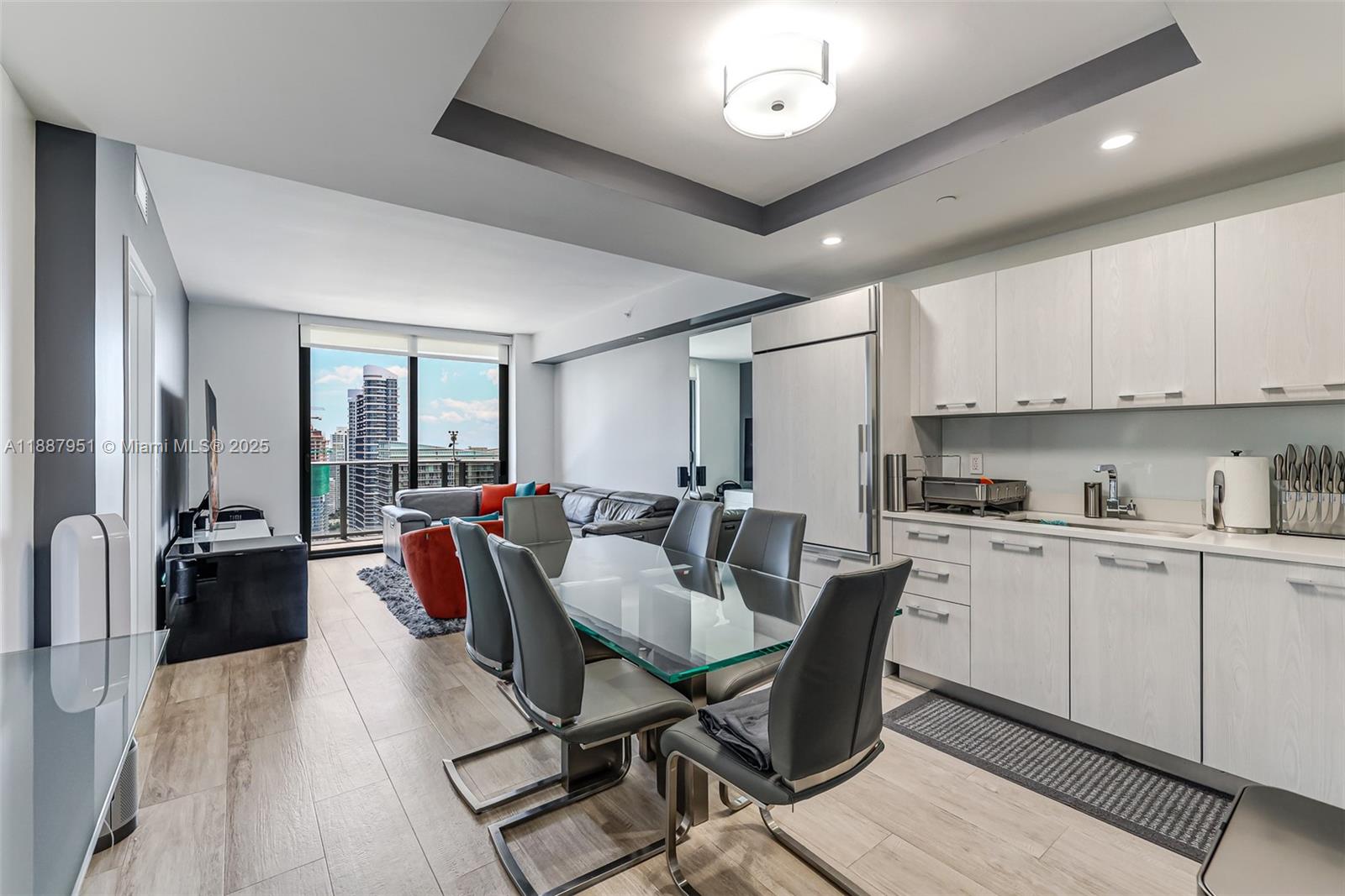 45 SW 9th St #3905, Miami FL 33130