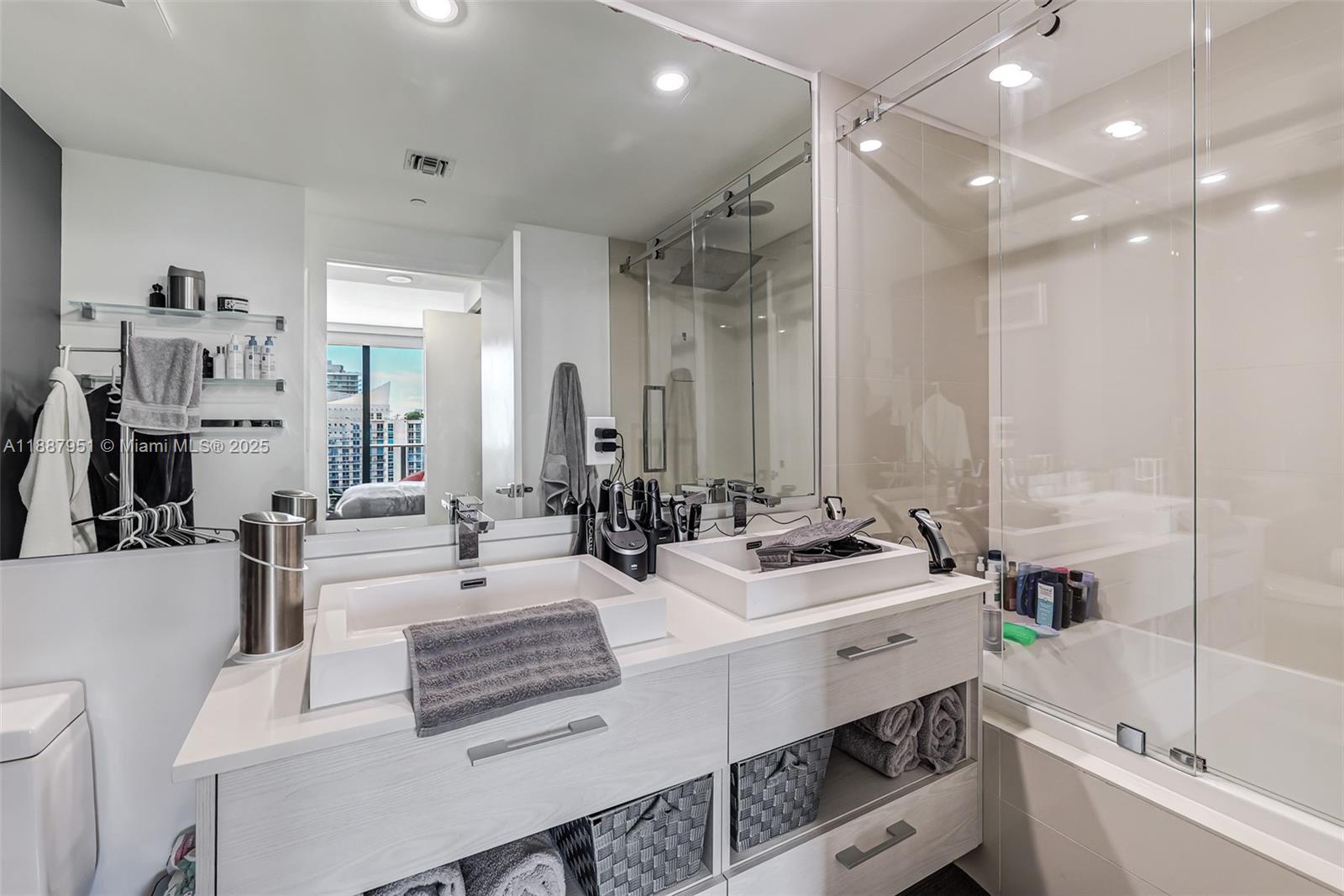 45 SW 9th St #3905, Miami FL 33130