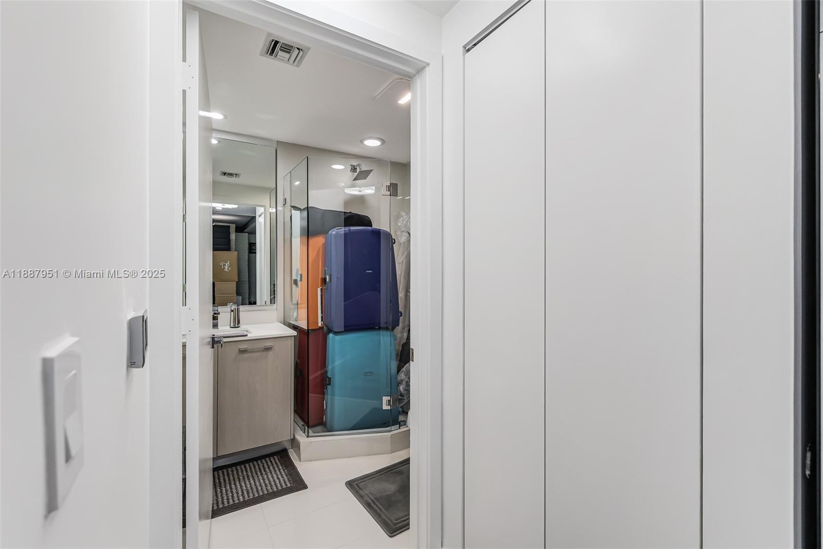 45 SW 9th St #3905, Miami FL 33130