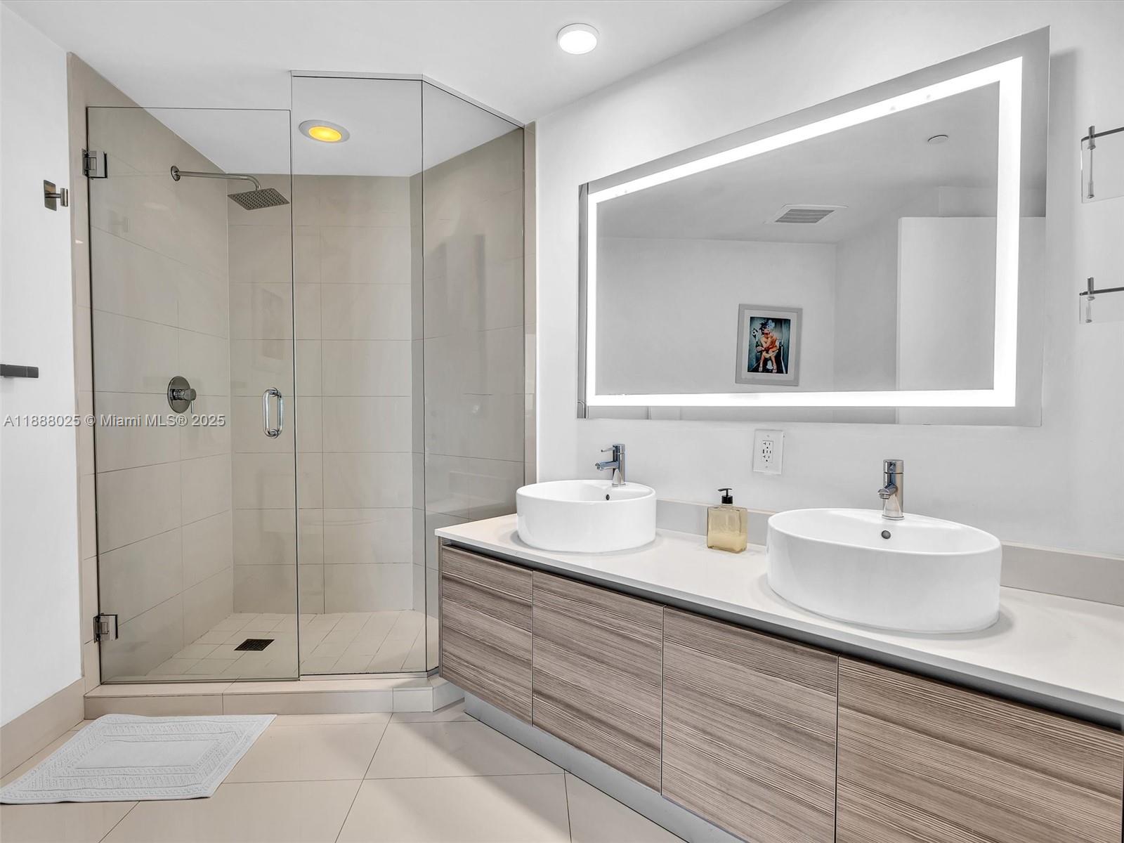 121 NE 34th St #2016, Miami FL 33137