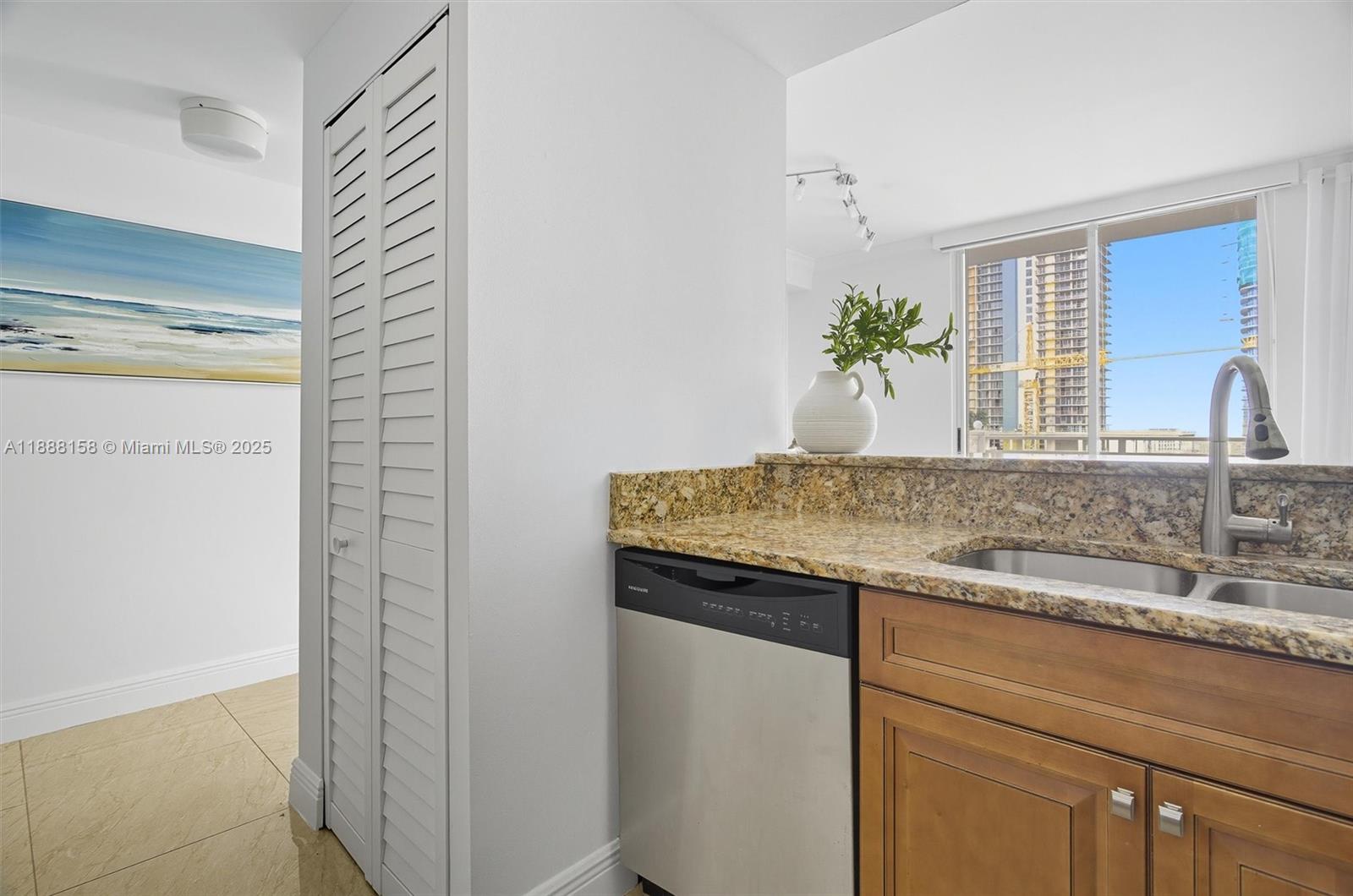 185 SE 14 Terr #1709, Miami FL 33131