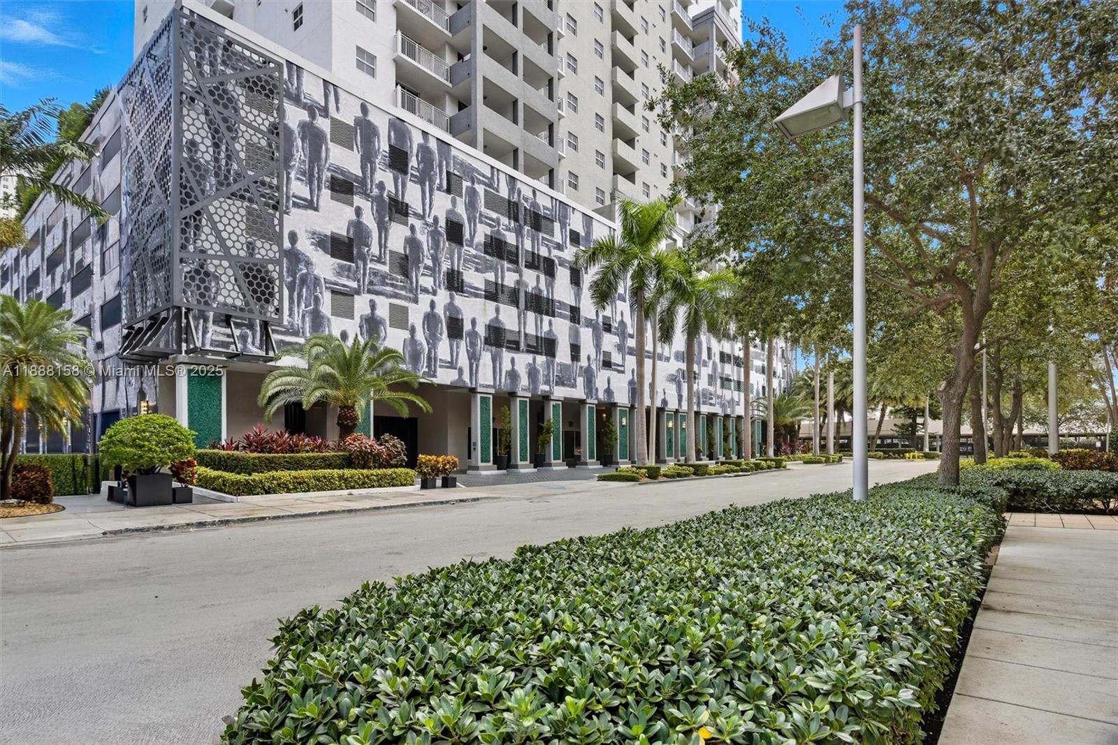 185 SE 14 Terr #1709, Miami FL 33131
