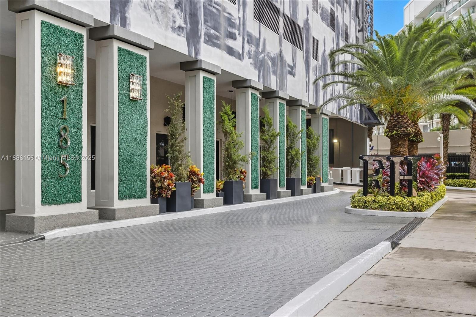 185 SE 14 Terr #1709, Miami FL 33131
