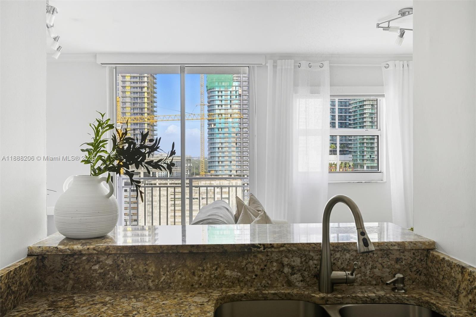 185 SE 14 Ter #1709, Miami FL 33131