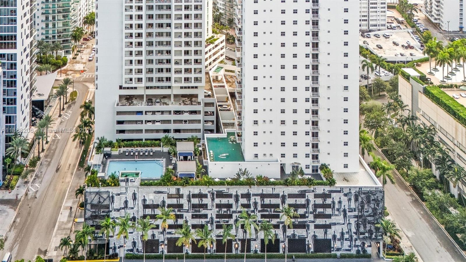 185 SE 14 Ter #1709, Miami FL 33131