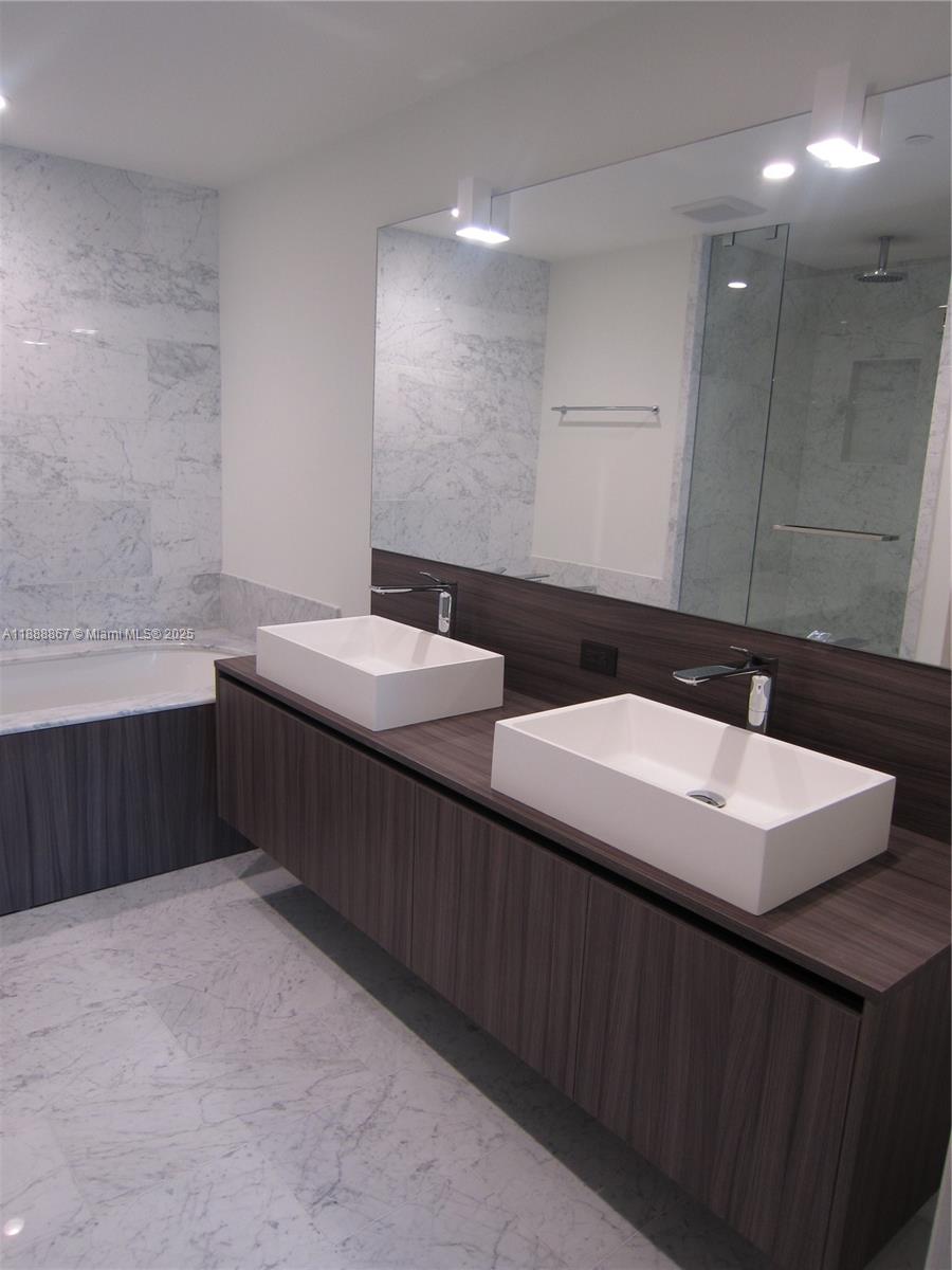 1000 Brickell Plz #4805, Miami FL 33131