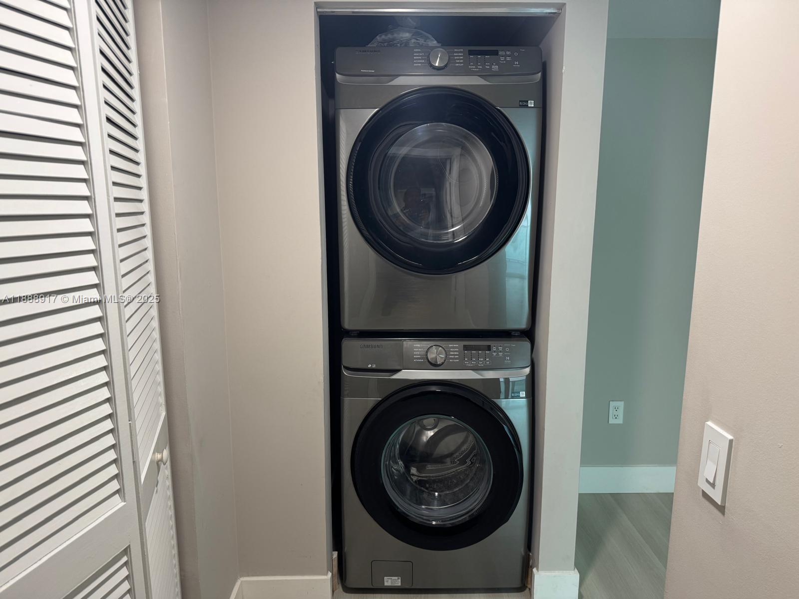 41 SE 5th St #501, Miami FL 33131