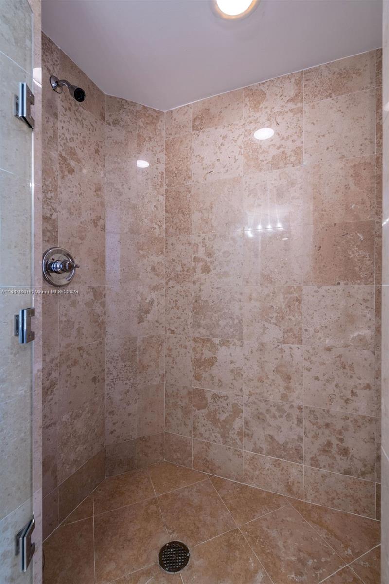 4779 Collins Ave #2206, Miami Beach FL 33140