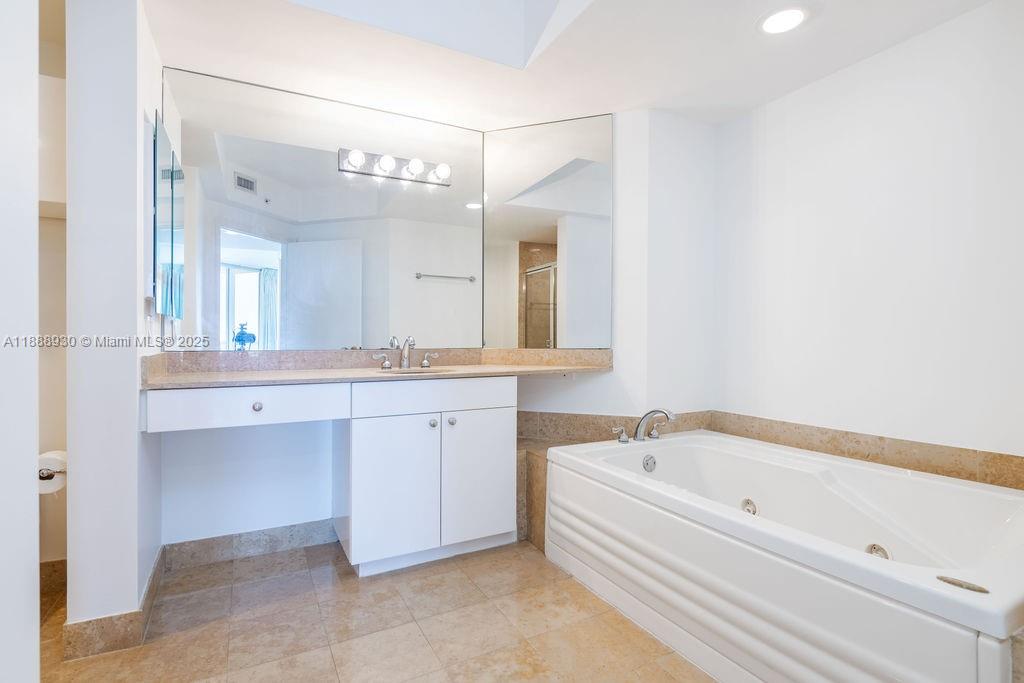 4779 Collins Ave #2206, Miami Beach FL 33140