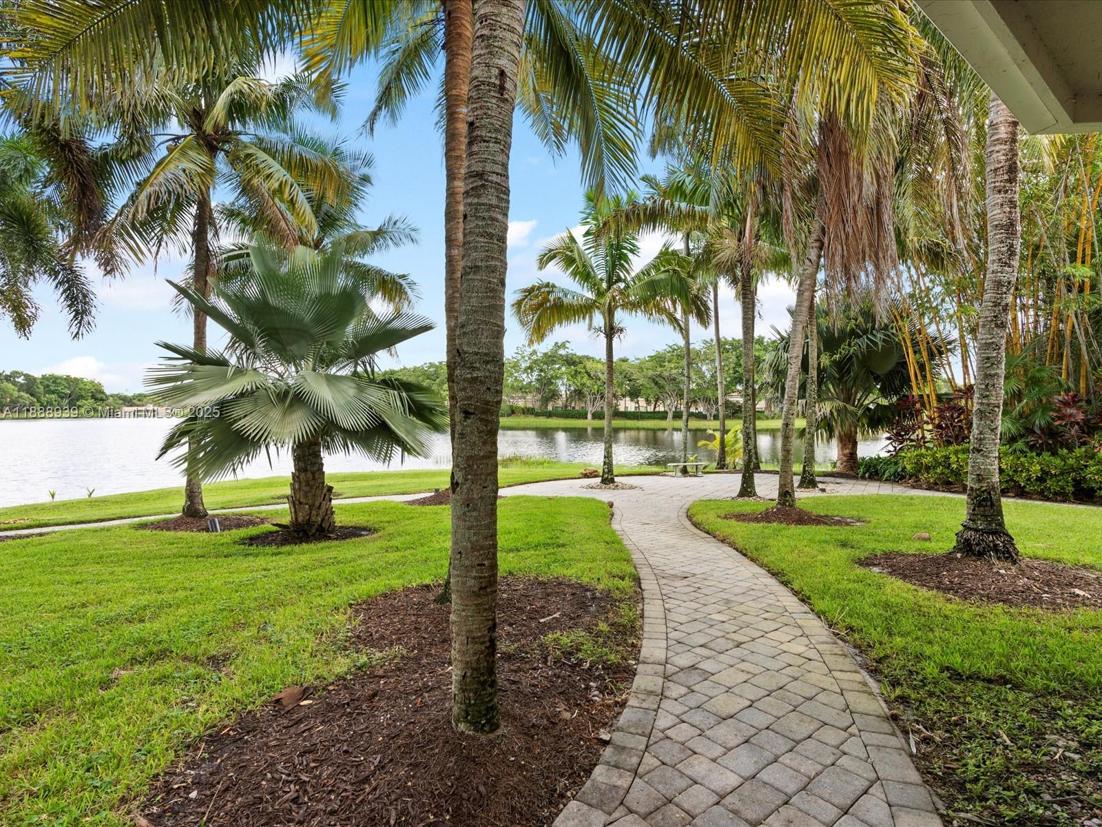 2941 Paddock Ln, Weston FL 33331