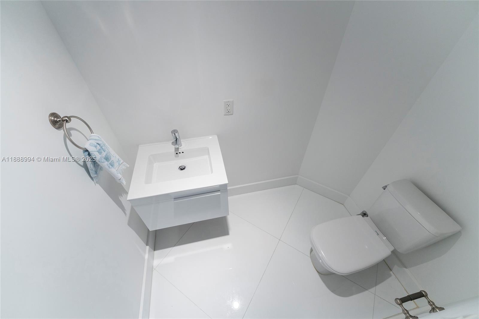17111 Biscayne Blvd #2109, North Miami Beach FL 33160