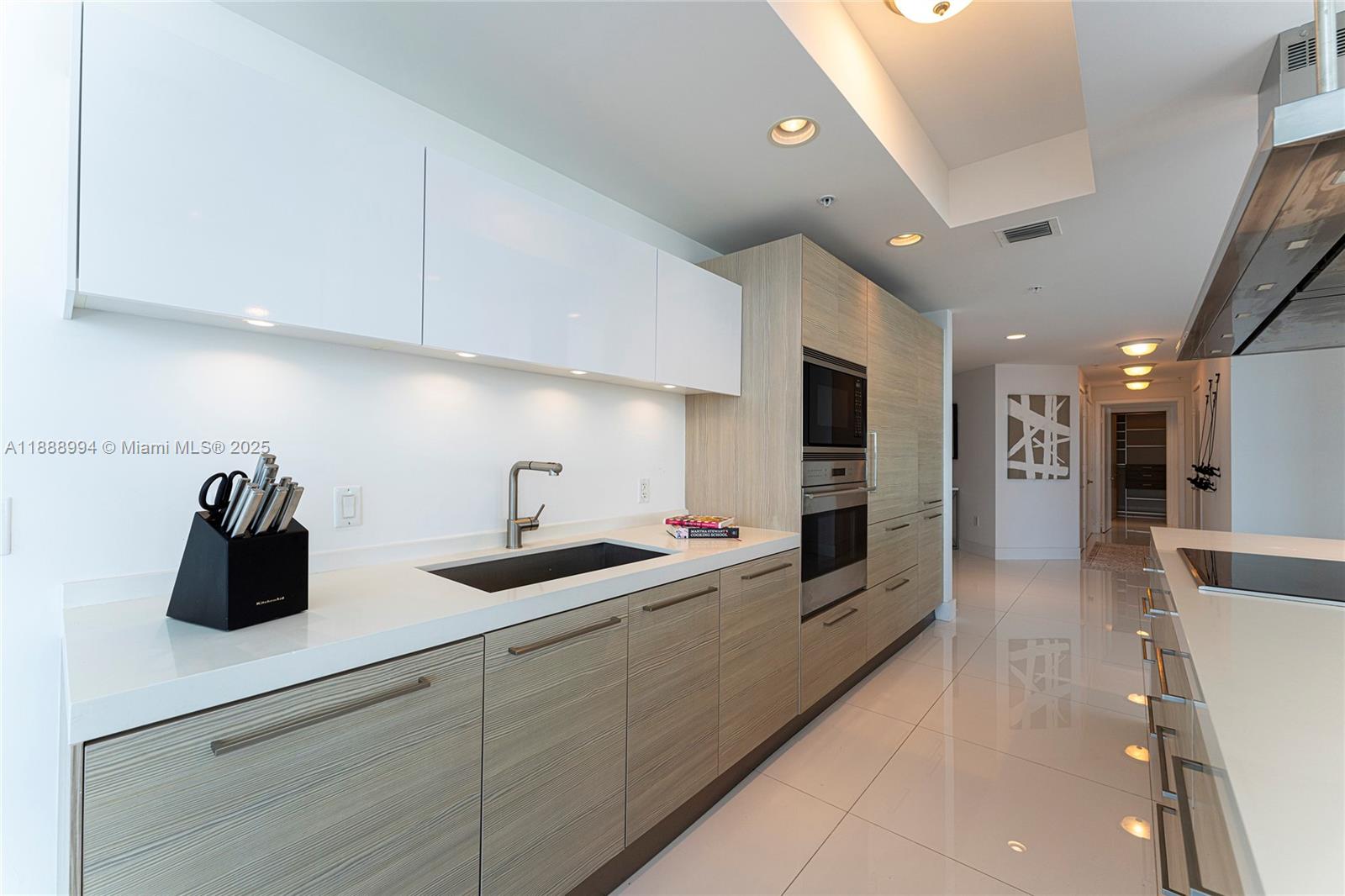 17111 Biscayne Blvd #2109, North Miami Beach FL 33160