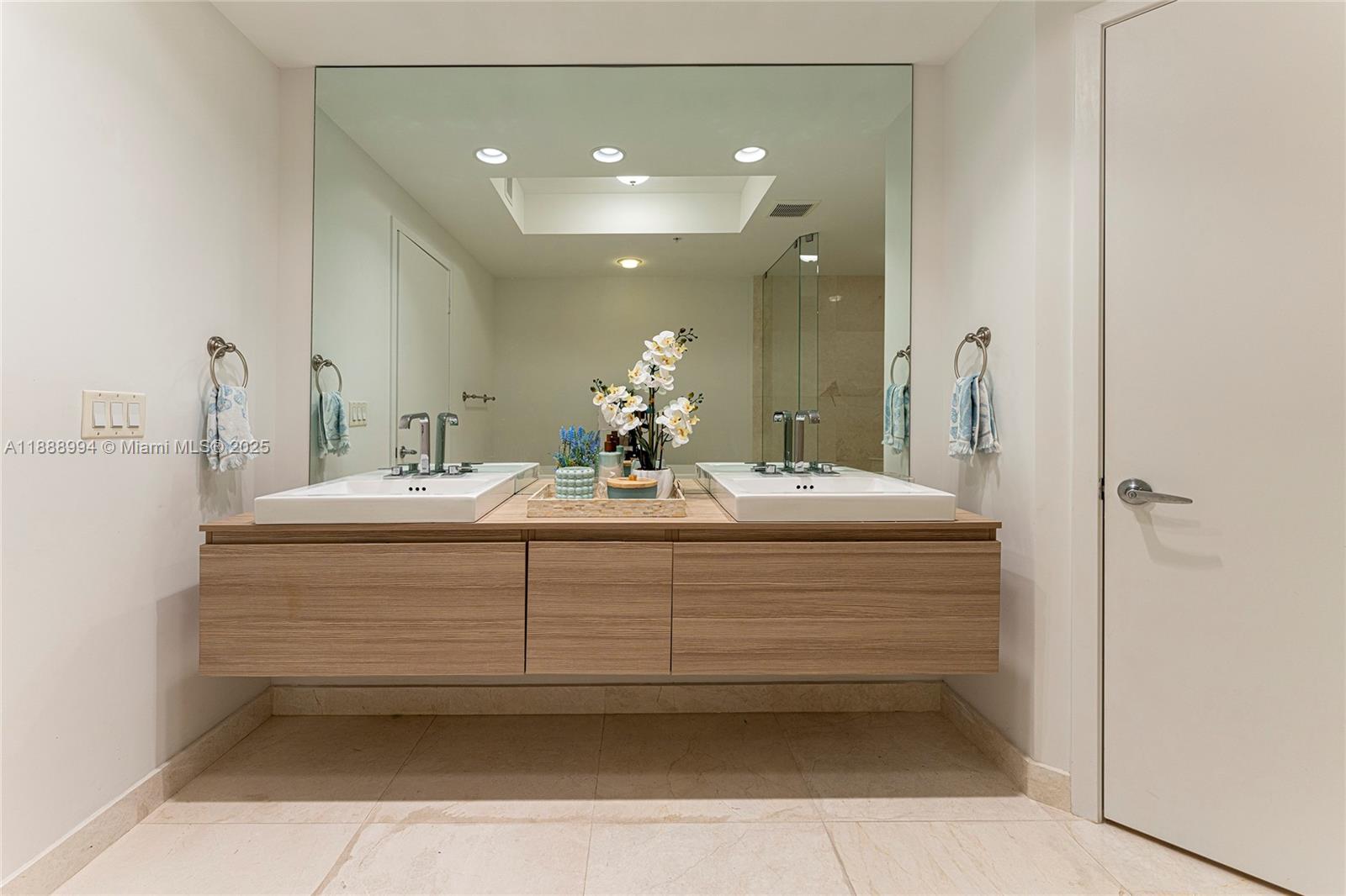 17111 Biscayne Blvd #2109, North Miami Beach FL 33160