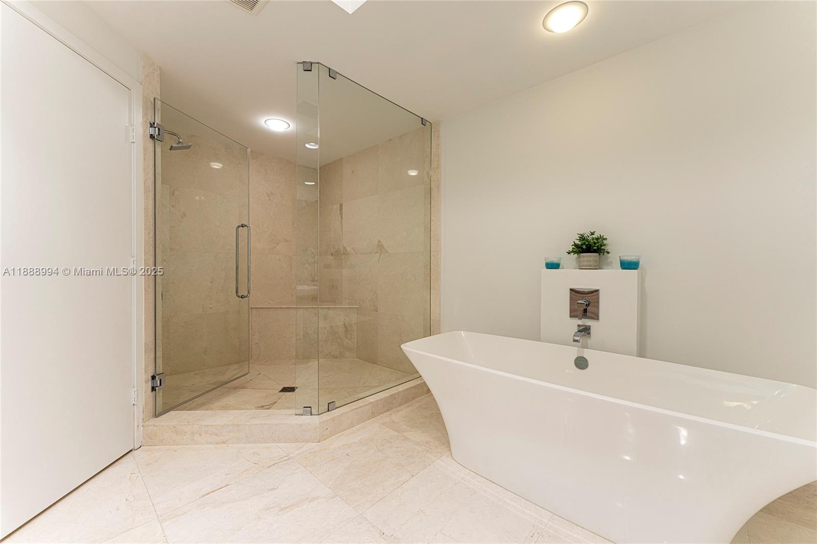 17111 Biscayne Blvd #2109, North Miami Beach FL 33160