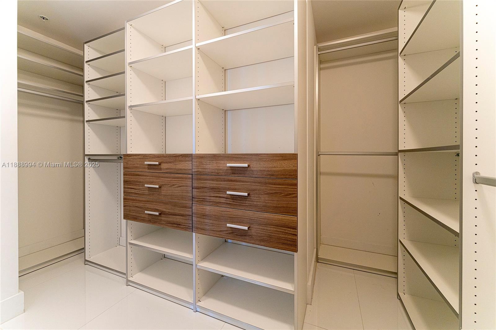 17111 Biscayne Blvd #2109, North Miami Beach FL 33160