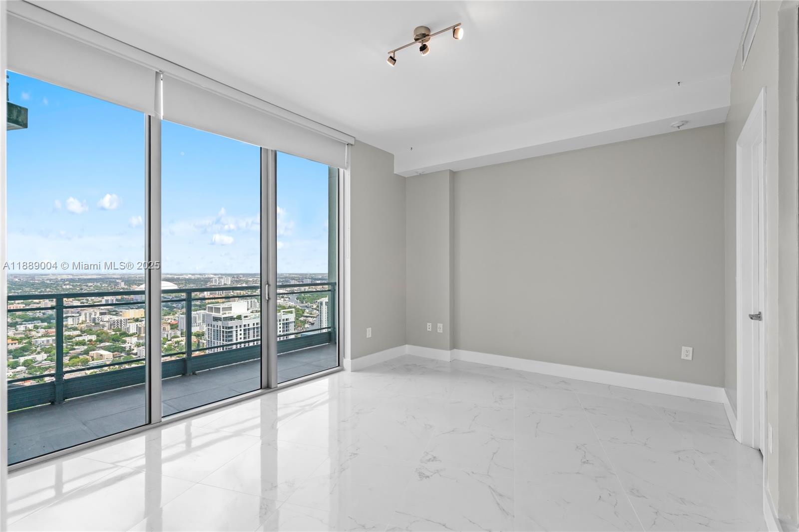 92 SW 3rd St #5206, Miami FL 33130
