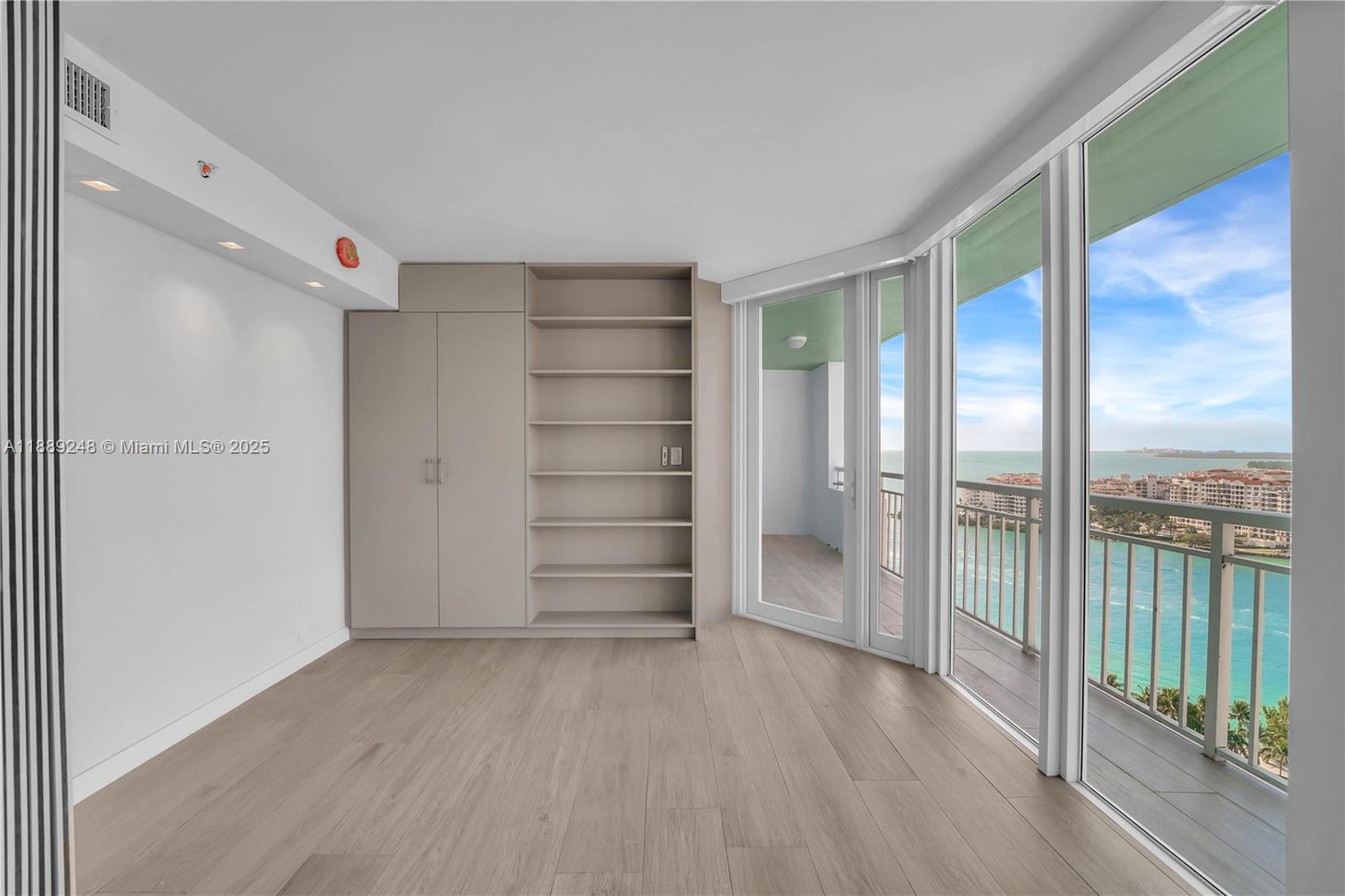 400 S Pointe Dr #2305, Miami Beach FL 33139