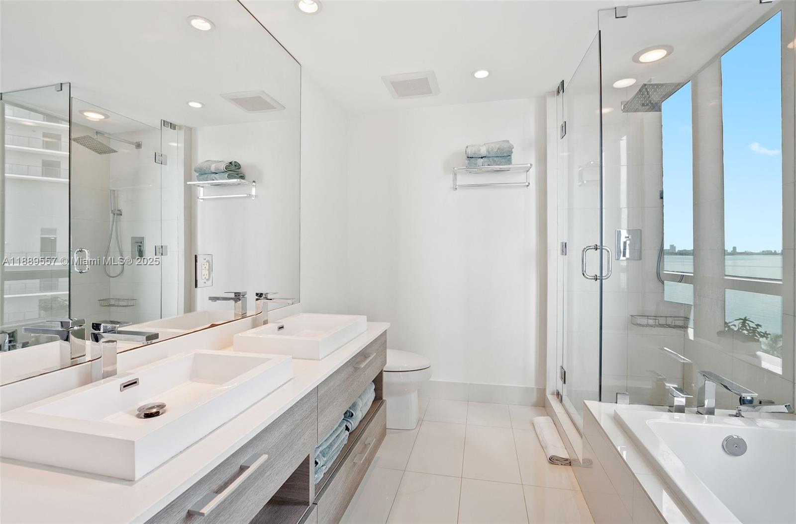 650 NE 32nd St #707, Miami FL 33137