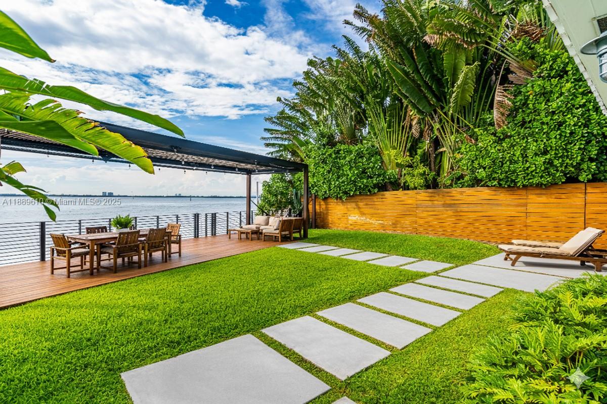 8 Century Ln, Miami Beach FL 33139