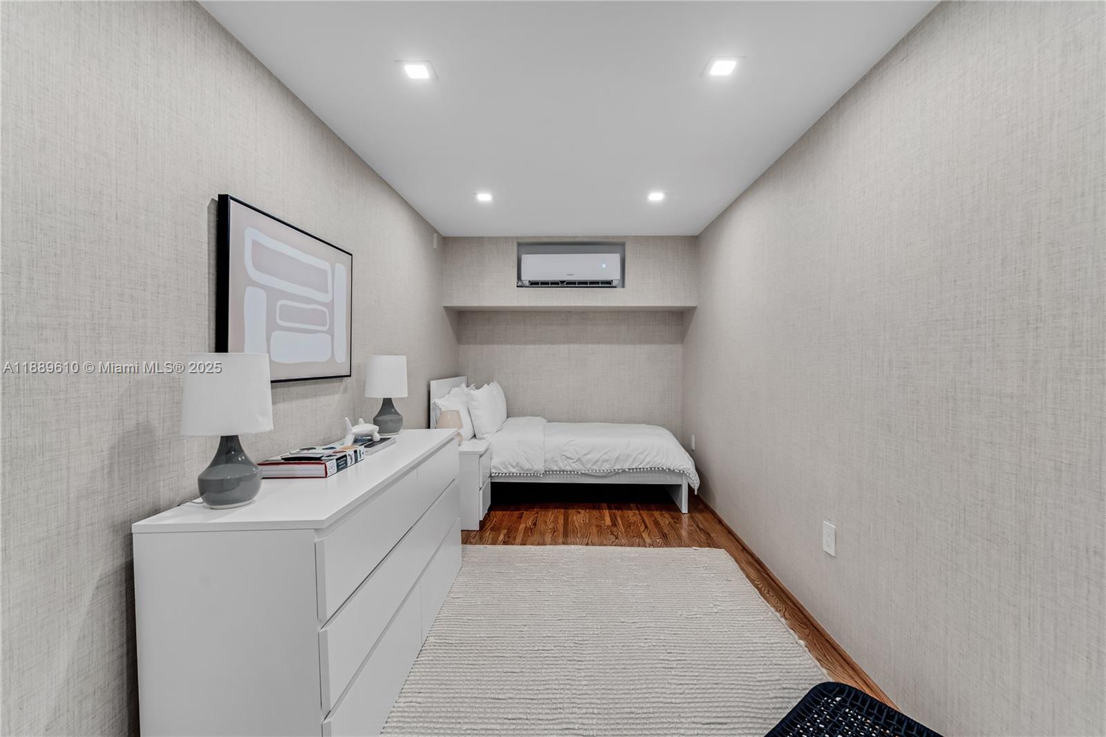 8 Century Ln, Miami Beach FL 33139