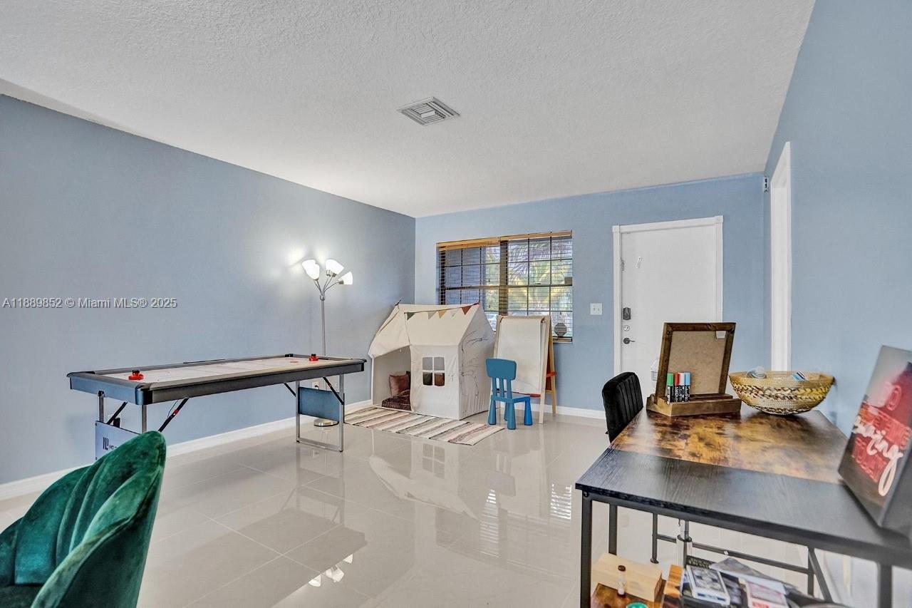 208 SW 2nd Ave, Hallandale Beach FL 33009