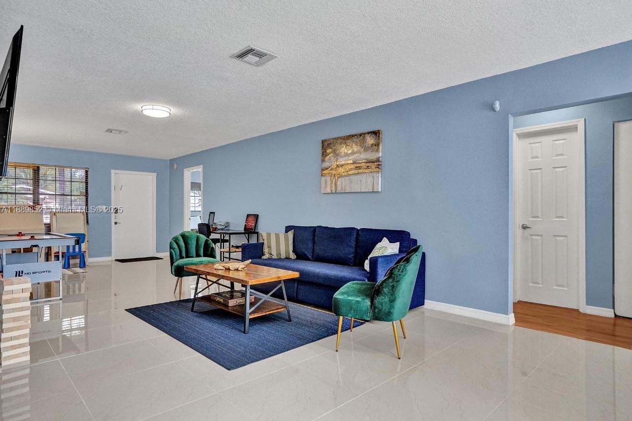 208 SW 2nd Ave, Hallandale Beach FL 33009