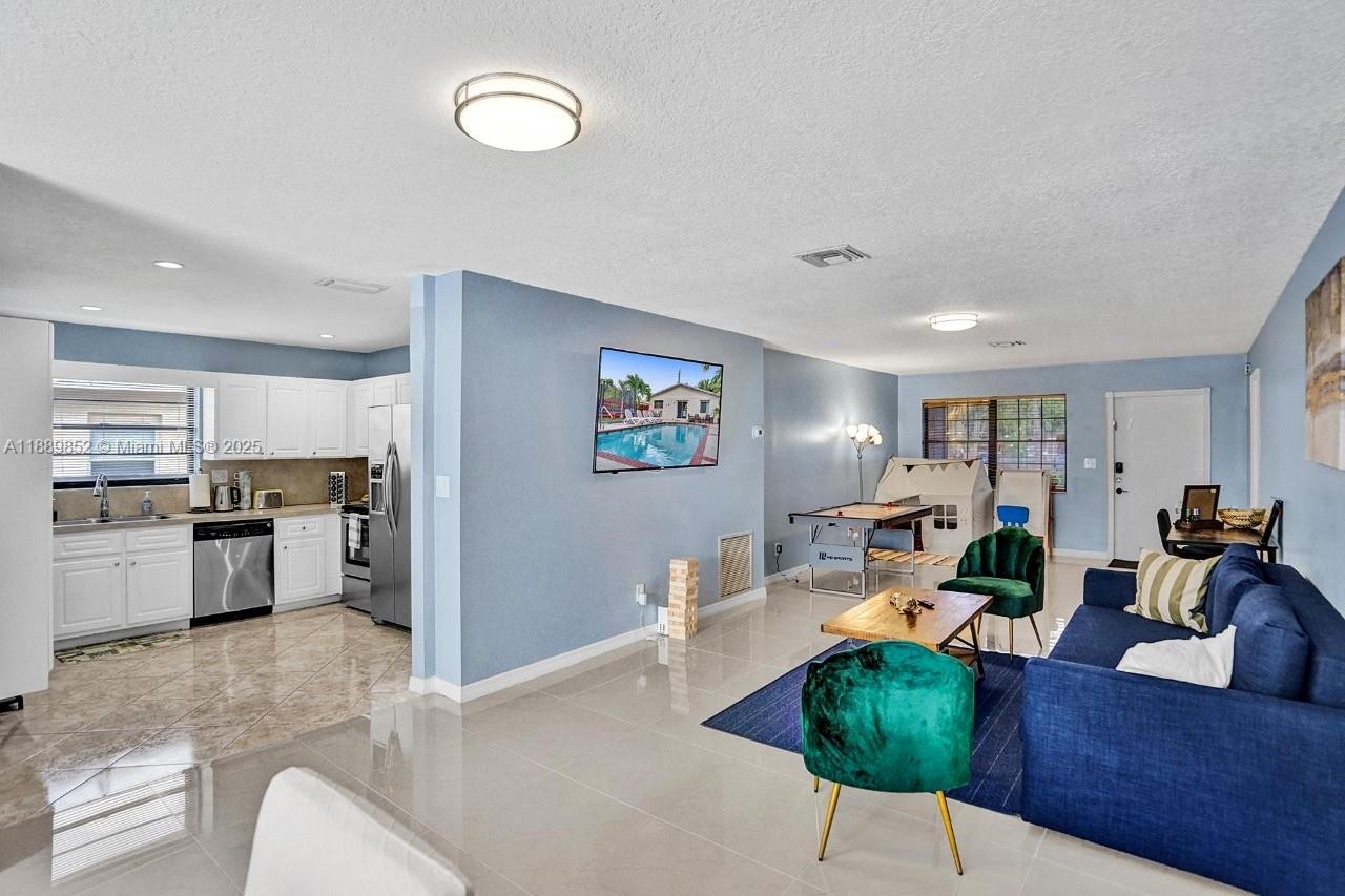 208 SW 2nd Ave, Hallandale Beach FL 33009