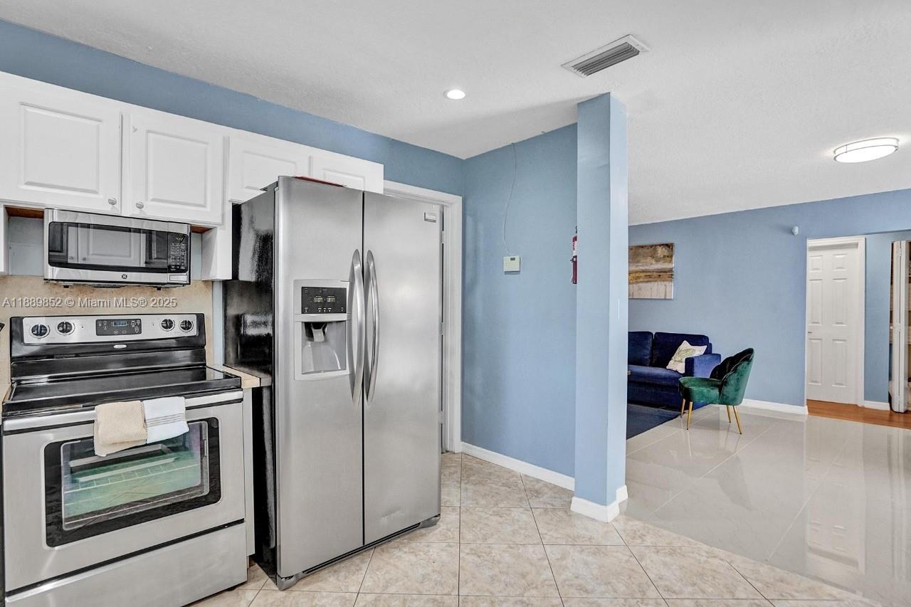 208 SW 2nd Ave, Hallandale Beach FL 33009