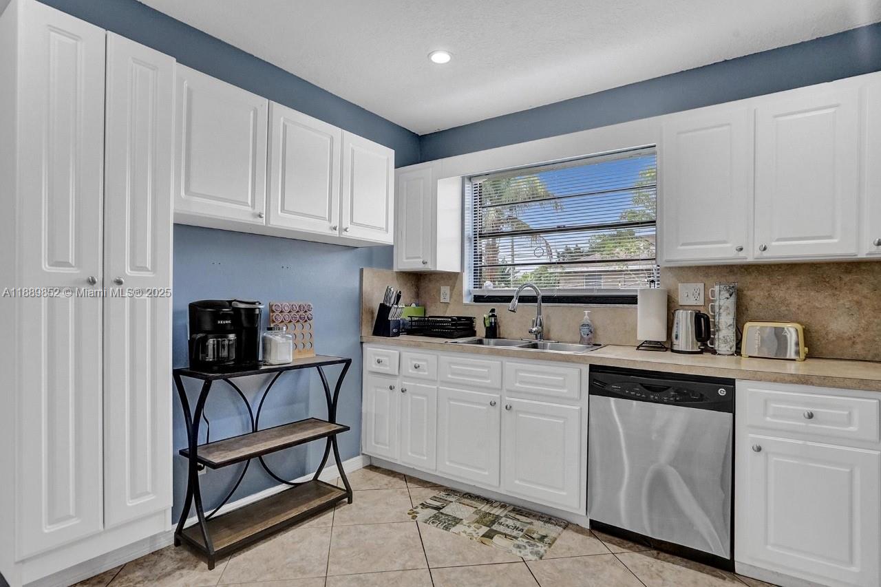 208 SW 2nd Ave, Hallandale Beach FL 33009