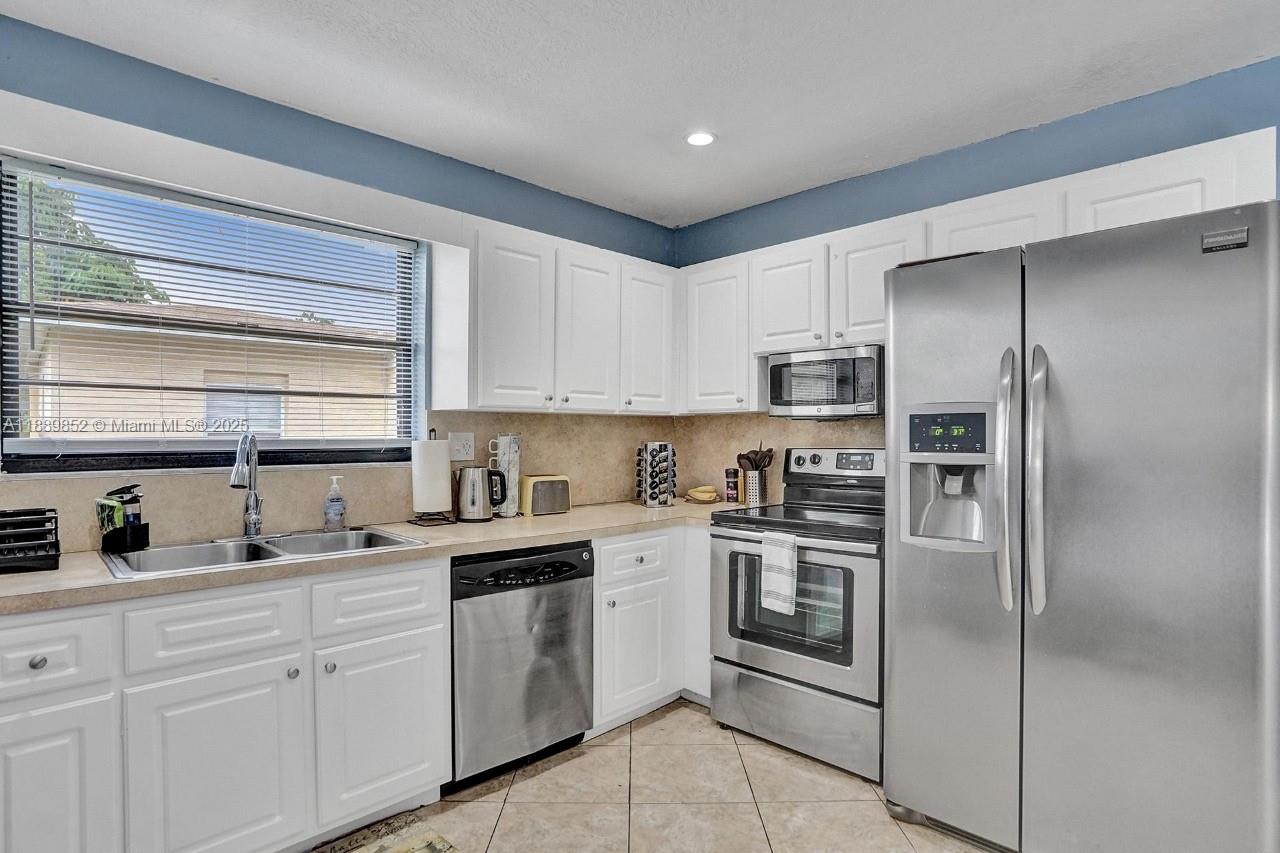 208 SW 2nd Ave, Hallandale Beach FL 33009
