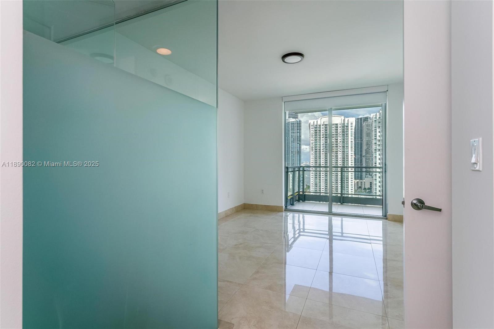92 SW 3rd St #2712, Miami FL 33130