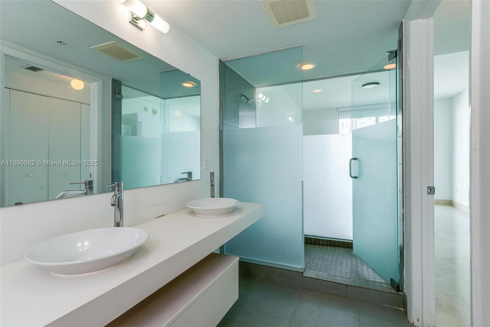 92 SW 3rd St #2712, Miami FL 33130