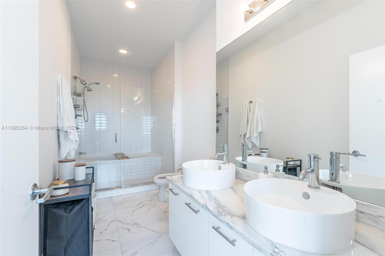 888 Biscayne Blvd #1210, Miami FL 33132