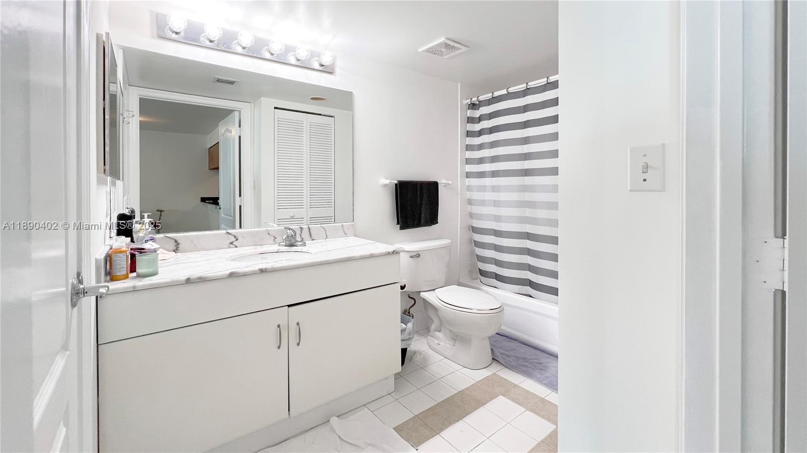 1200 Brickell Bay Dr #2814, Miami FL 33131
