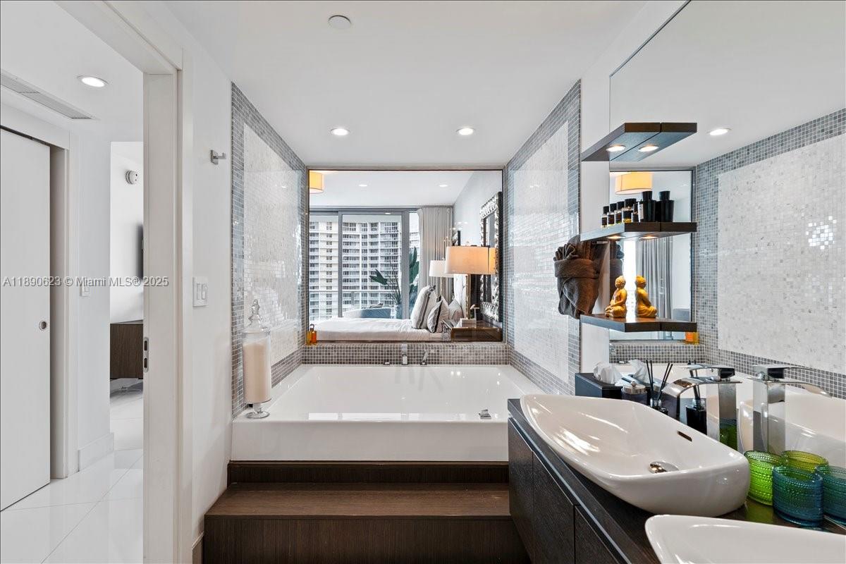 200 Biscayne Boulevard Way #3608, Miami FL 33131