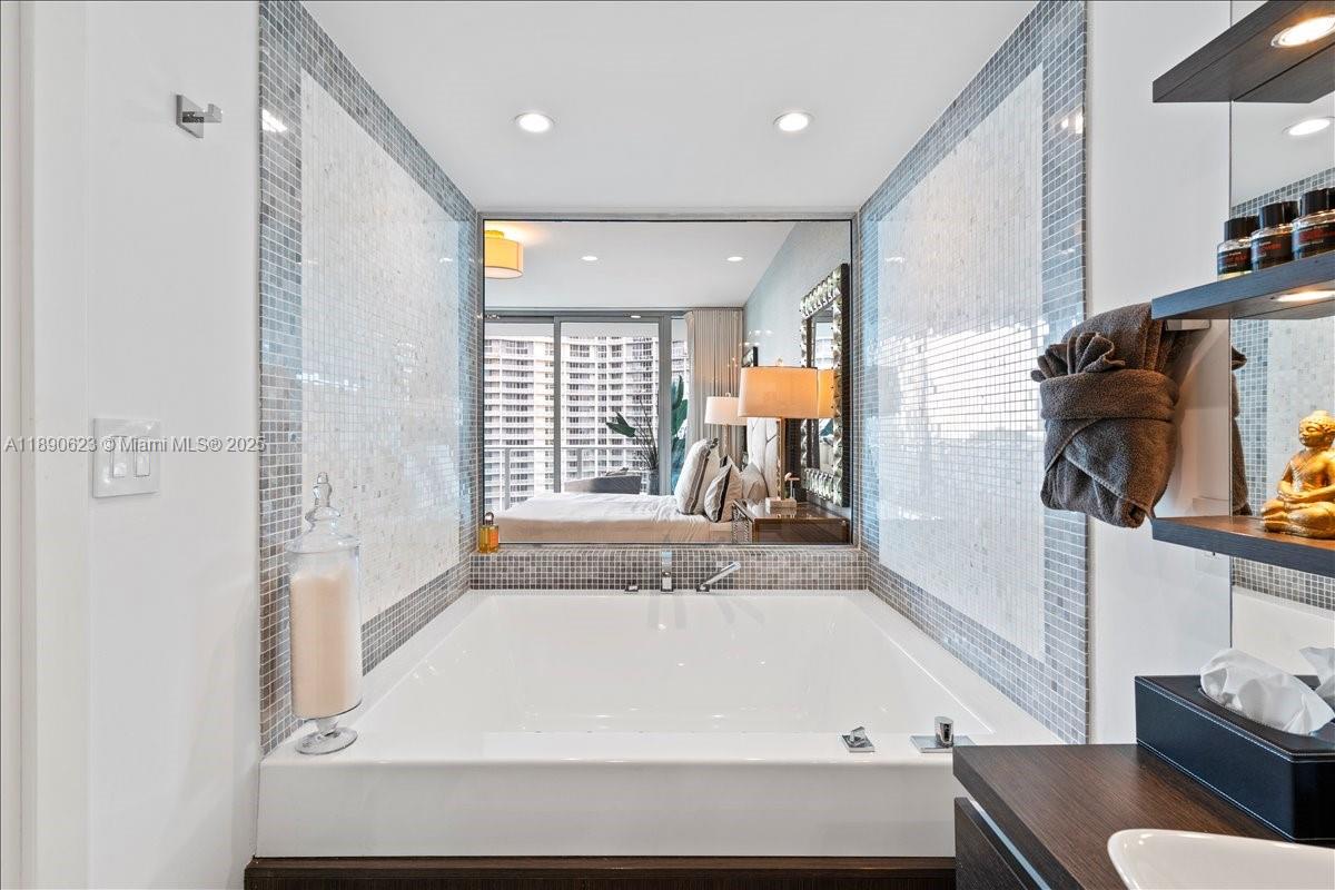 200 Biscayne Boulevard Way #3608, Miami FL 33131