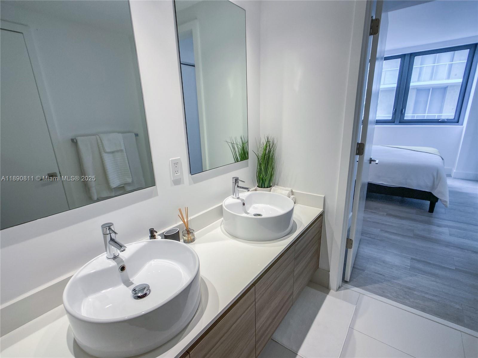 121 NE 34th St #908, Miami FL 33137