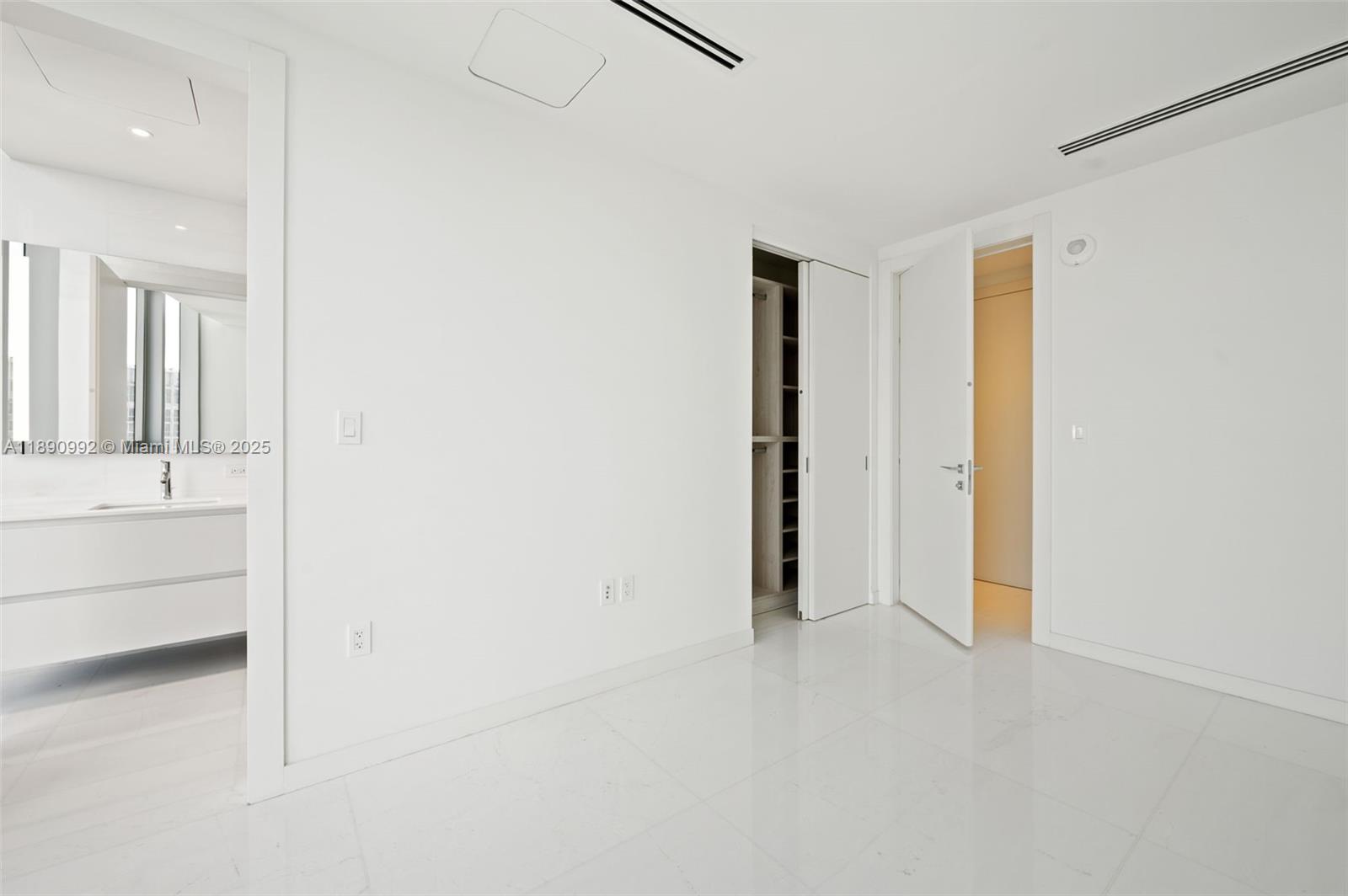300 Biscayne Boulevard Way #5207W, Miami FL 33131