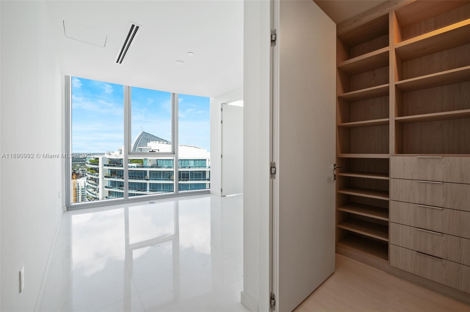 300 Biscayne Boulevard Way #5207W, Miami FL 33131