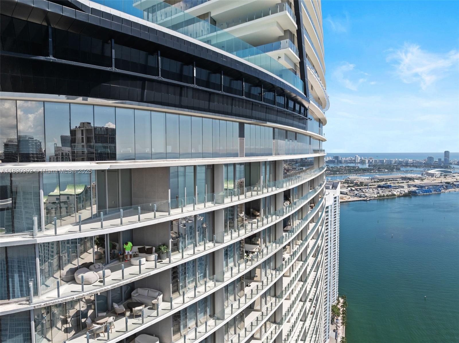 300 Biscayne Boulevard Way #5207W, Miami FL 33131