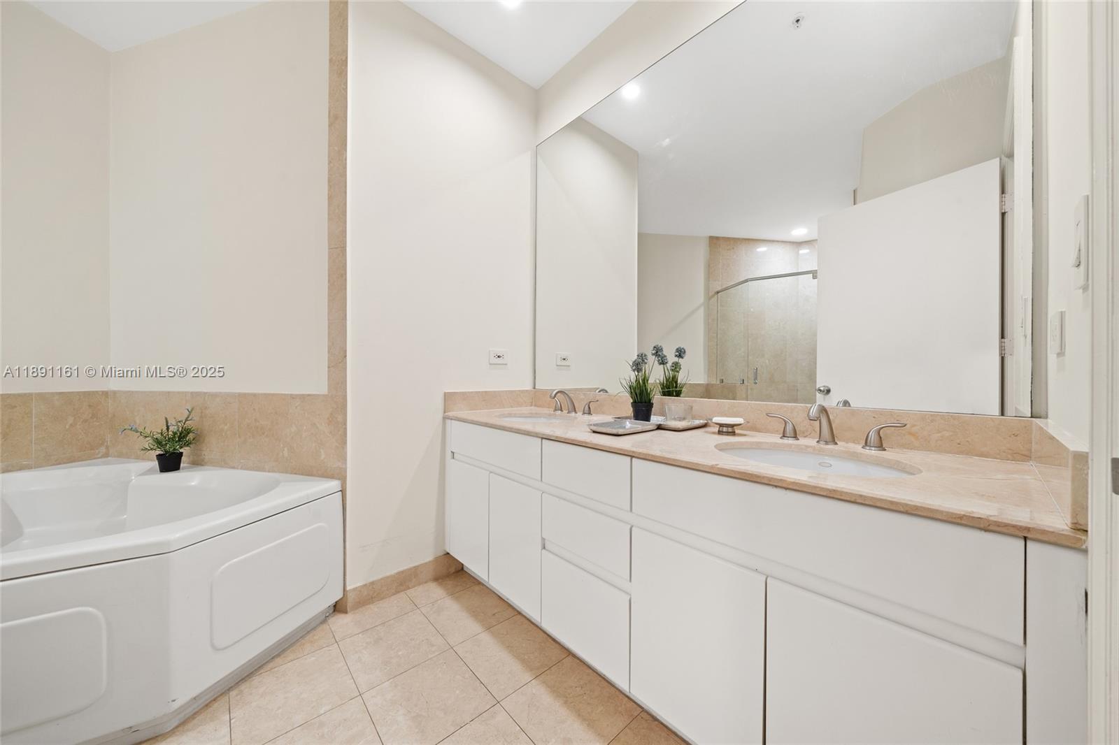 848 Brickell Key Dr #201, Miami FL 33131