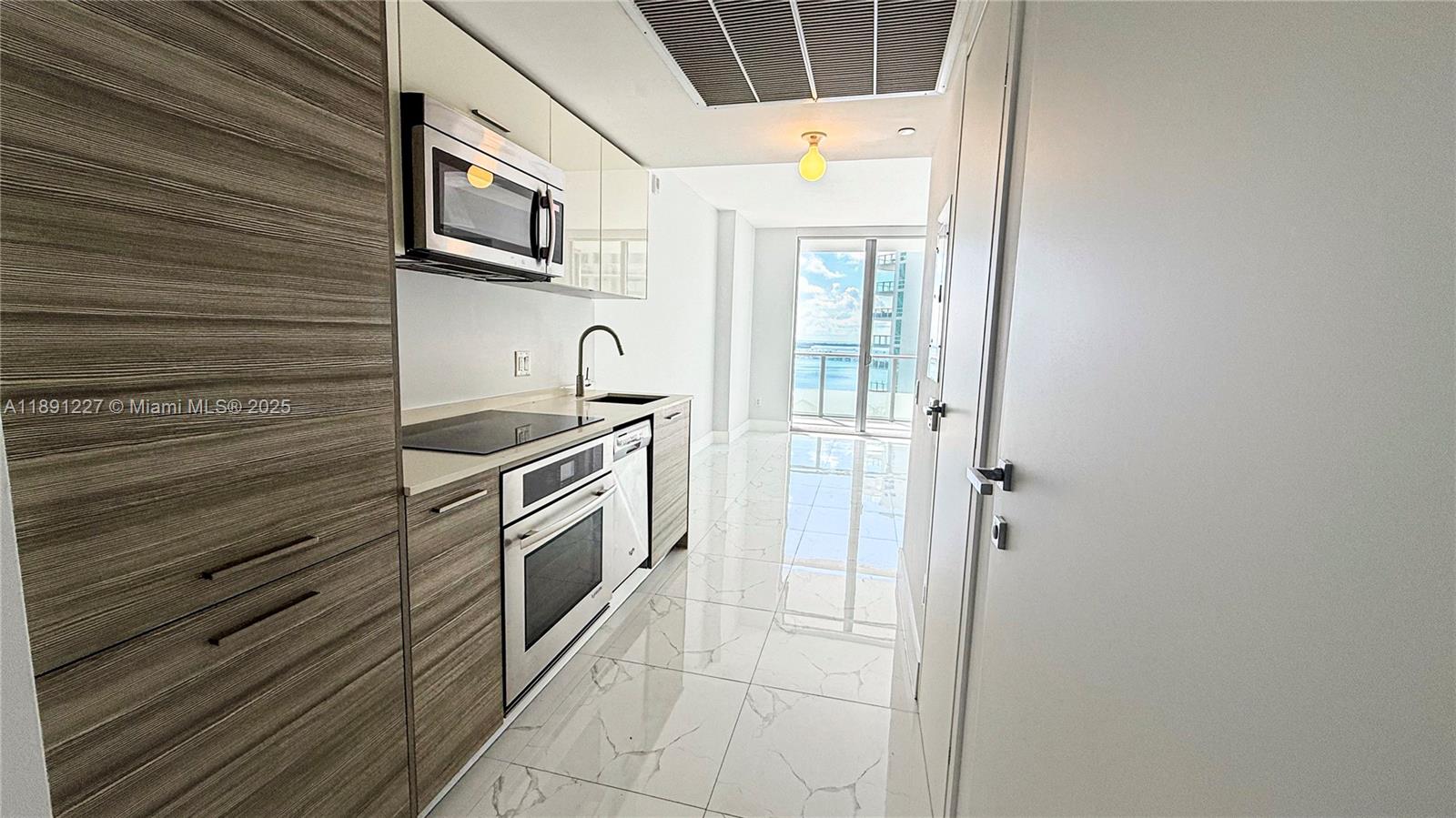 1300 Brickell Bay Dr #2206, Miami FL 33131