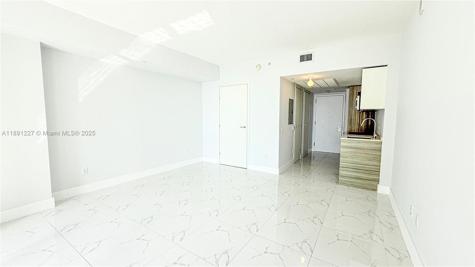 1300 Brickell Bay Dr #2206, Miami FL 33131