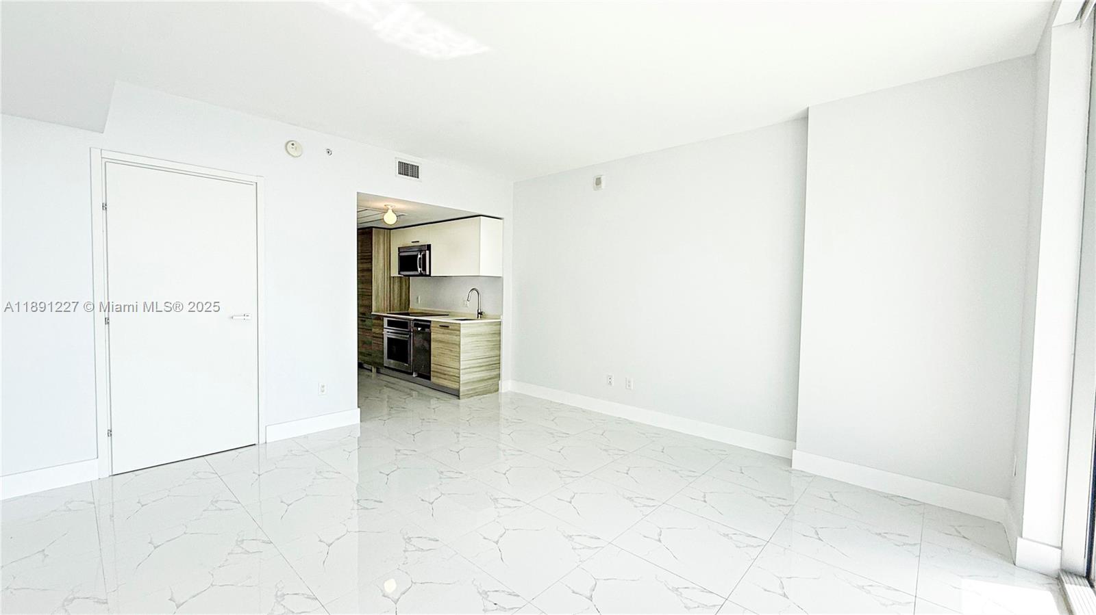 1300 Brickell Bay Dr #2206, Miami FL 33131