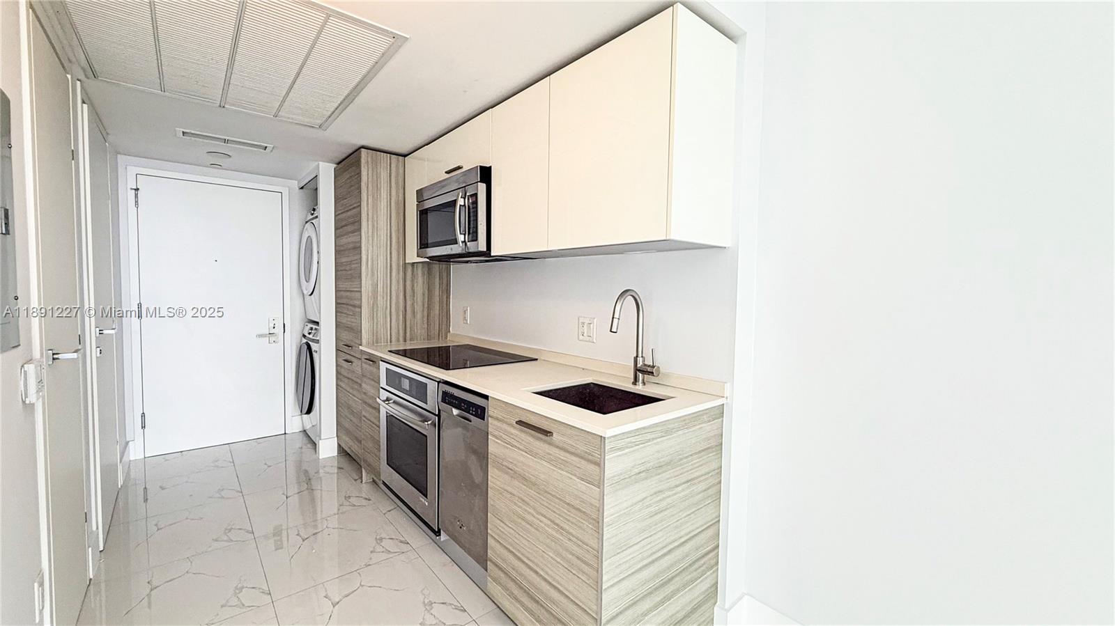 1300 Brickell Bay Dr #2206, Miami FL 33131