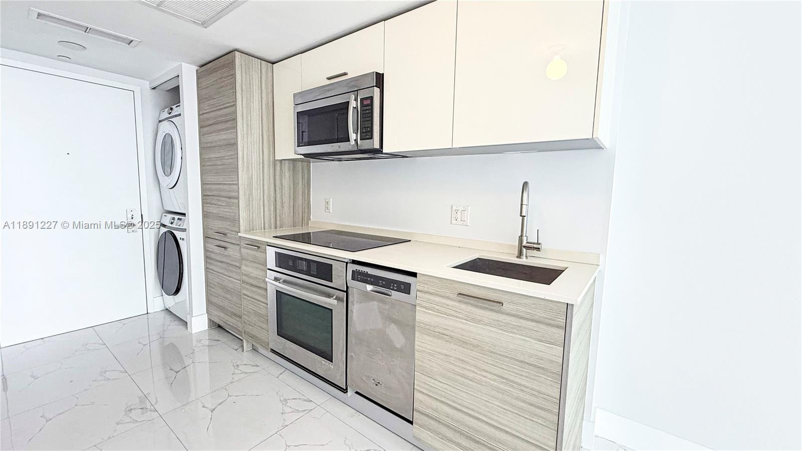 1300 Brickell Bay Dr #2206, Miami FL 33131