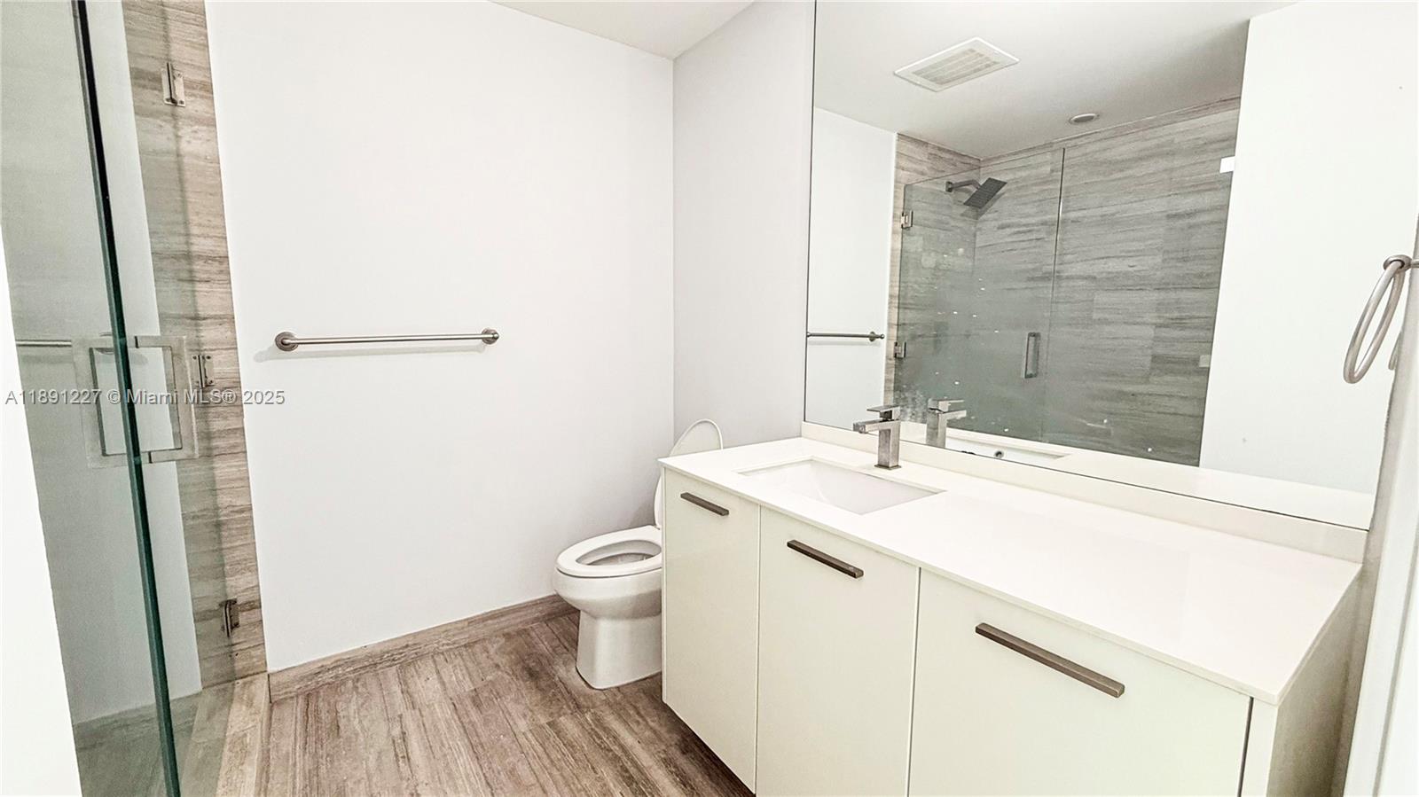 1300 Brickell Bay Dr #2206, Miami FL 33131