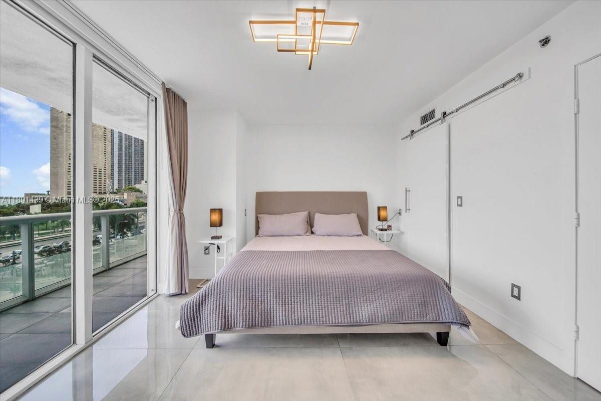 50 Biscayne Blvd #512, Miami FL 33132