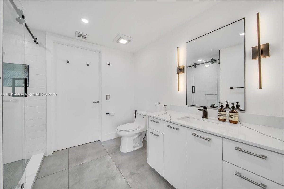 50 Biscayne Blvd #512, Miami FL 33132